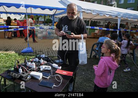 Opava, Tschechische Republik. September 2024. Ein Ort zum Aufladen von Mobiltelefonen und anderen Geräten nach Überschwemmungen auf dem Wohngut Katerinky in Opava, Tschechische Republik, am 19. September 2024. Quelle: Jaroslav Ozana/CTK Photo/Alamy Live News Stockfoto