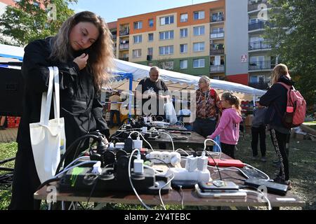 Opava, Tschechische Republik. September 2024. Ein Ort zum Aufladen von Mobiltelefonen und anderen Geräten nach Überschwemmungen auf dem Wohngut Katerinky in Opava, Tschechische Republik, am 19. September 2024. Quelle: Jaroslav Ozana/CTK Photo/Alamy Live News Stockfoto