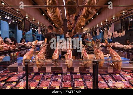 Die Verkaufsstände, die Jamon Serrano, den getrockneten spanischen Schinken aus iberischen Schweinen, verkaufen, in Barcelona, Spanien, Europa Stockfoto