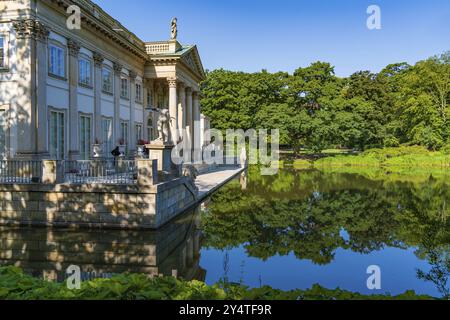 Palast auf der Insel, bekannt als Baths Palace, im Königlichen Bathpark, Warschau, Polen, Europa Stockfoto