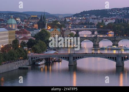 Blick auf drei Brücken über die Moldau bei Sonnenuntergang in Prag, Tschechien, Europa Stockfoto