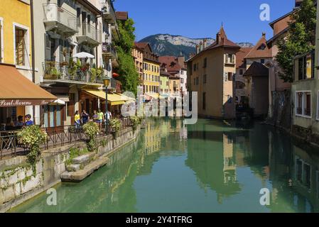 Blick auf den Fluss Thiou und die Altstadt von Annecy, der größten Stadt des französischen Departements der Region Savoie Stockfoto
