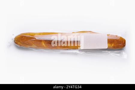 Von oben auf ein knuspriges Baguette, das in Kunststoff umwickelt ist, isoliert auf weißem Hintergrund Stockfoto