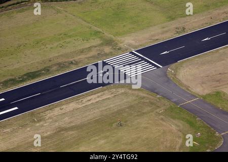 Taxiway am Flughafen Dortmund Wickede Stockfoto