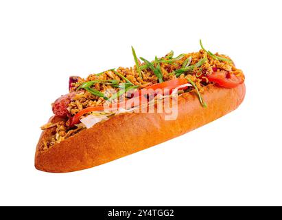 Leckerer Hot Dog mit verschiedenen Gewürzen, isoliert auf weißem Hintergrund Stockfoto