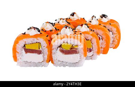 Lebendige Auswahl an Sushi-Brötchen mit Fisch- und Cremesorten, isoliert auf weißem Hintergrund Stockfoto