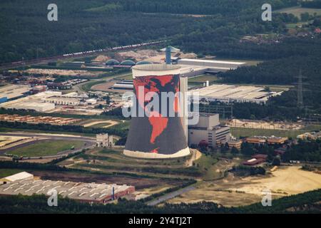 Kühlturm eines ehemaligen Gaskraftwerks mit Weltkarte bei Meppen Stockfoto