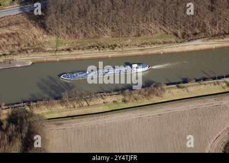 Schiff auf dem Kanal, Verkehr, Schifffahrt, Kanal, Binnenschifffahrt Stockfoto