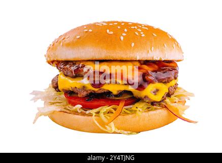 Köstlicher doppelter Cheeseburger mit saftigen Rindfleischpasteten, geschmolzenem Käse und frischen Toppings, isoliert auf weiß Stockfoto