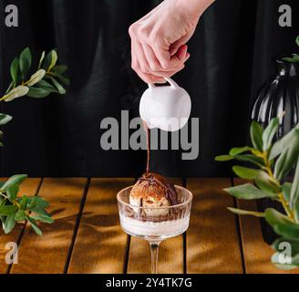 Person, die Soße auf Eis tränkt, Nahaufnahme Stockfoto