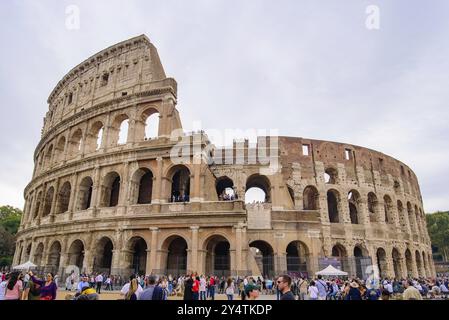 Kolosseum, ein ovales Amphitheater und die beliebteste Touristenattraktion in Rom, Italien und Europa Stockfoto