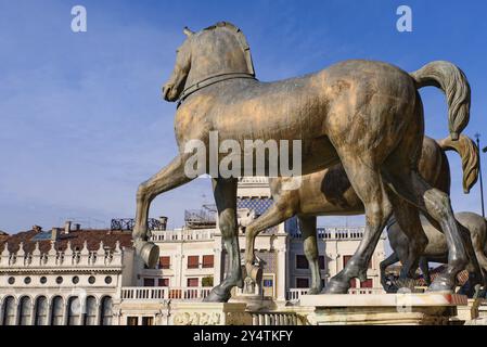 Die Pferde des Heiligen Markus (Triumphquadriga), vier Bronzestatuen von Pferden an der Fassade des Markusdoms in Venedig, Italien, Europa Stockfoto