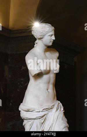 Venus de Milo (Aphrodite von Milos), eine der berühmtesten antiken griechischen Skulpturen, im Louvre Museum in Paris, Frankreich, Europa Stockfoto