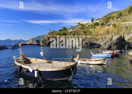 Fischerboote in Manarola, einem der fünf mediterranen Dörfer in Cinque Terre, Italien, berühmt für seine farbenfrohen Häuser und den Hafen, Europa Stockfoto
