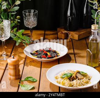 Drei Nudelsorten, die elegant auf weißen Tellern serviert werden, sind bereit für ein feines kulinarisches Erlebnis Stockfoto