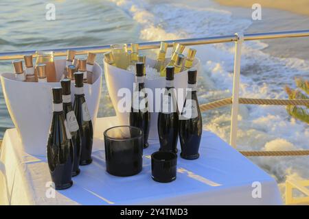 Weinflaschen von Domaines Ott in Flaschenkühlern am Strand Carlton Beach Club des Carlton Hotel an der Croisette, Cannes, Alpes-Maritimes starten Stockfoto