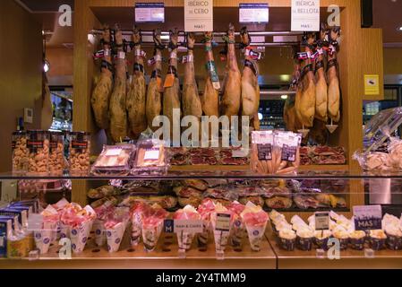 Die Verkaufsstände, die Jamon Serrano, den getrockneten spanischen Schinken aus iberischen Schweinen, verkaufen, in Barcelona, Spanien, Europa Stockfoto