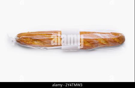 Blick von oben auf ein französisches Baguette, eingewickelt in Plastik, isoliert auf weißem Hintergrund Stockfoto