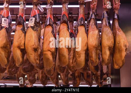 Die Verkaufsstände, die Jamon Serrano, den getrockneten spanischen Schinken aus iberischen Schweinen, verkaufen, in Barcelona, Spanien, Europa Stockfoto