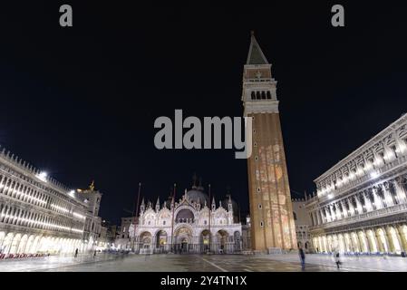 Nachtansicht auf den Markusplatz (Piazza San Marco), Venedig, Italien, Europa Stockfoto