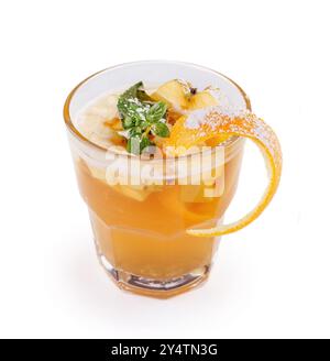 Erfrischender Eistee im Glas mit Apfelscheiben, Orangenschale und Minzzweig Stockfoto