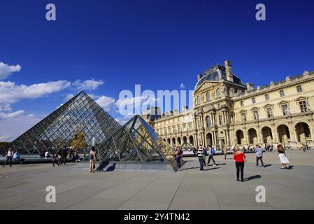 Louvre Museum (Musee du Louvre) mit Pyramide in Paris, Frankreich, Europa Stockfoto