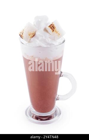 Köstliches Kakaogetränk wird mit Marshmallows und Schlagsahne in einem irischen Glas garniert Stockfoto