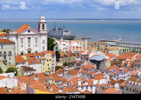 Blick auf die Stadt und den Tejo von Miradouro de Santa Luzia, einer Aussichtsplattform in Lissabon, Portugal, Europa Stockfoto