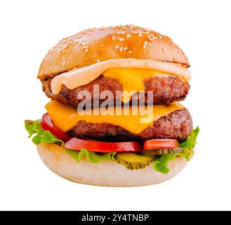 Lassen Sie sich vom unwiderstehlichen Charme dieses riesigen Doppel-Rindfleischburgers verwöhnen, dessen saftige Patties mit geschmolzenem Käse und frischem Gemüse geschmückt sind Stockfoto