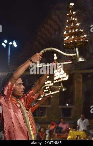 Hinduistische Priester veranstalten die Abendzeremonie Ganga Aarti im Dashashwamedh Gheth am Ganges River, Varanasi, Indien, Asien Stockfoto