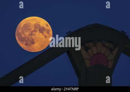 Der Vollmond überquert die Floesserbrücke in Frankfurt am Main. Ein Supermond wird am 17. Und 18. September 2024 vom Himmel erstrahlen. Auf dem Ni Stockfoto