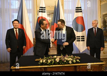 Prag, Tschechische Republik. September 2024. Der tschechische Präsident Petr Pavel (rechts) und der südkoreanische Präsident Yoon Suk Yeol (links) unterzeichneten am 19. September 2024 in der Prager Burg in der Tschechischen Republik ein Memorandum zwischen den Außenministern beider Länder. Der zweite von links ist der koreanische Außenminister Cho Tae-yul, der zweite von rechts der tschechische Außenminister Jan Lipavsky. Quelle: Michal Kamaryt/CTK Photo/Alamy Live News Stockfoto