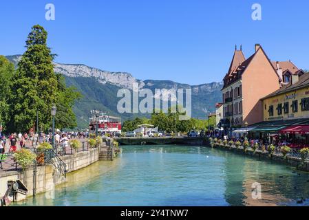 Blick auf den Fluss Thiou und die Altstadt von Annecy, der größten Stadt des französischen Departements der Region Savoie Stockfoto