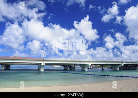 Naminoue Beach unter der Autobahn in Naha, Okinawa, Japan, Asien Stockfoto