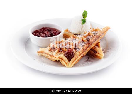 Waffeln mit Erdbeermarmelade und Eis liegen auf einem weißen Teller, bestreut mit Schokolade Stockfoto