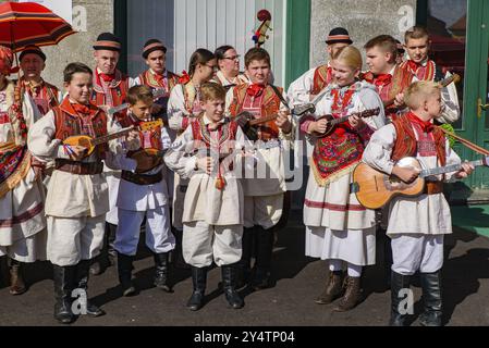 Einheimische mit traditioneller Kleidung spielen kroatische Musik und Tanz in Zagreb, Kroatien, Europa Stockfoto