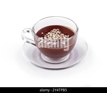 Eine Glasschale mit heißer Schokolade und Sonnenblumenkernen steht auf einer Glasuntertasse Stockfoto