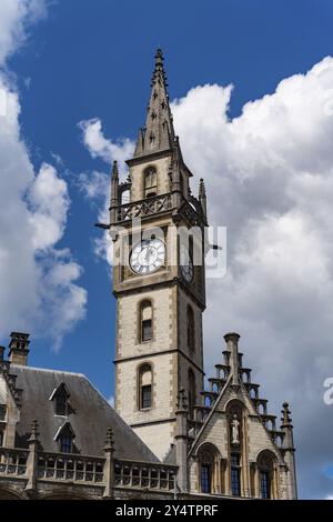 Uhrenturm des Einkaufszentrums de Post und Luxushotel 1898 The Post in Gent, Belgien, Europa Stockfoto