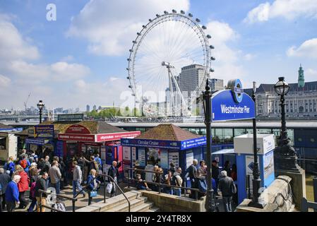 Westminster Millennium Pier am Nordufer der Themse mit London Eye im Hintergrund in London, Großbritannien, Europa Stockfoto