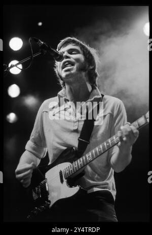 SUPERGRASS, KONZERT, 1997: Gas Coombes of Supergrass live im Newport Centre in Newport, Wales, Großbritannien, mit ihrem zweiten Album am 10. Mai 1997. Foto: Rob Watkins. INFO: Supergrass, eine britische Rockband, erzielte in den 1990er Jahren mit ihrer ansteckenden Mischung aus Britpop und Punkeinflüssen Erfolg. Hits wie „Alright“ und Alben wie „I Should Coco“ festigten ihren Ruf für energiegeladene, eingängige Melodien und trugen zur pulsierenden Musikszene der damaligen Zeit bei. Stockfoto