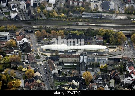 Bushaltestelle in Herne mit Bahnhofsgebäude, Verkehr, Architektur, Schienenverkehr, Luftsicht Stockfoto