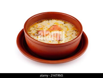 Cremige Suppe mit Lachs, Kartoffeln und Dill, serviert in einer rustikalen braunen Schüssel, ein traditionelles finnisches Gericht Stockfoto