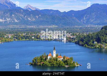 Luftaufnahme von der Insel Bled und dem Bleder See vom Hügel Osojnica, einem beliebten Touristenziel in Slowenien Stockfoto