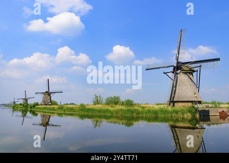 Die Windmühlen und die Wasserbesinnung in Kinderdijk, einem UNESCO-Weltkulturerbe in Rotterdam, Niederlande Stockfoto