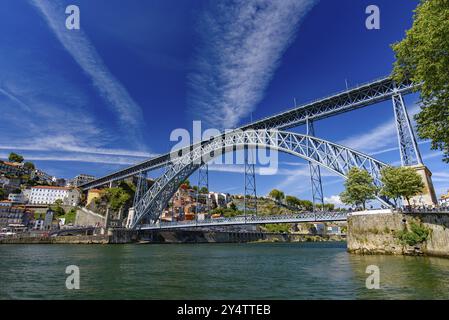 Dom Luis I Brücke, eine Doppelstockbrücke über den Fluss Douro in Porto, Portugal, Europa Stockfoto