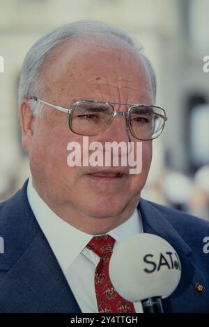 Bundeskanzler Helmut Kohl spricht mit einem Reporter nach Treffen mit Kongressabgeordneten auf dem Capitol Hill am 24. Mai 1996 in Washington, D.C. Stockfoto