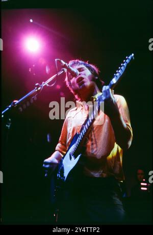 SUPERGRASS, KONZERT, 1997: Gas Coombes of Supergrass live im Newport Centre in Newport, Wales, Großbritannien, mit ihrem zweiten Album am 10. Mai 1997. Foto: Rob Watkins. INFO: Supergrass, eine britische Rockband, erzielte in den 1990er Jahren mit ihrer ansteckenden Mischung aus Britpop und Punkeinflüssen Erfolg. Hits wie „Alright“ und Alben wie „I Should Coco“ festigten ihren Ruf für energiegeladene, eingängige Melodien und trugen zur pulsierenden Musikszene der damaligen Zeit bei. Stockfoto