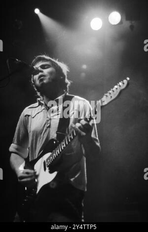 SUPERGRASS, KONZERT, 1997: Gas Coombes of Supergrass live im Newport Centre in Newport, Wales, Großbritannien, mit ihrem zweiten Album am 10. Mai 1997. Foto: Rob Watkins. INFO: Supergrass, eine britische Rockband, erzielte in den 1990er Jahren mit ihrer ansteckenden Mischung aus Britpop und Punkeinflüssen Erfolg. Hits wie „Alright“ und Alben wie „I Should Coco“ festigten ihren Ruf für energiegeladene, eingängige Melodien und trugen zur pulsierenden Musikszene der damaligen Zeit bei. Stockfoto