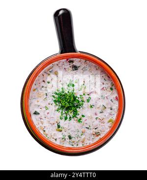 Okroschka ist eine erfrischende Suppe aus russland, die in der Regel kalt serviert wird und auf einer Basis von Sauerrahm, Kefir oder Kwass sowie frischem Gemüse zubereitet wird Stockfoto