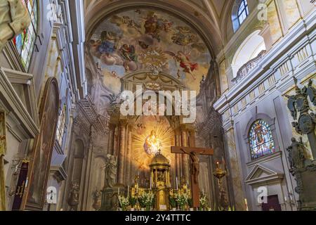 Inneres der römisch-katholischen Kirche der Heiligen Dreifaltigkeit in Sibiu, Sibiu, Siebenbürgen, Rumänien, Europa Stockfoto